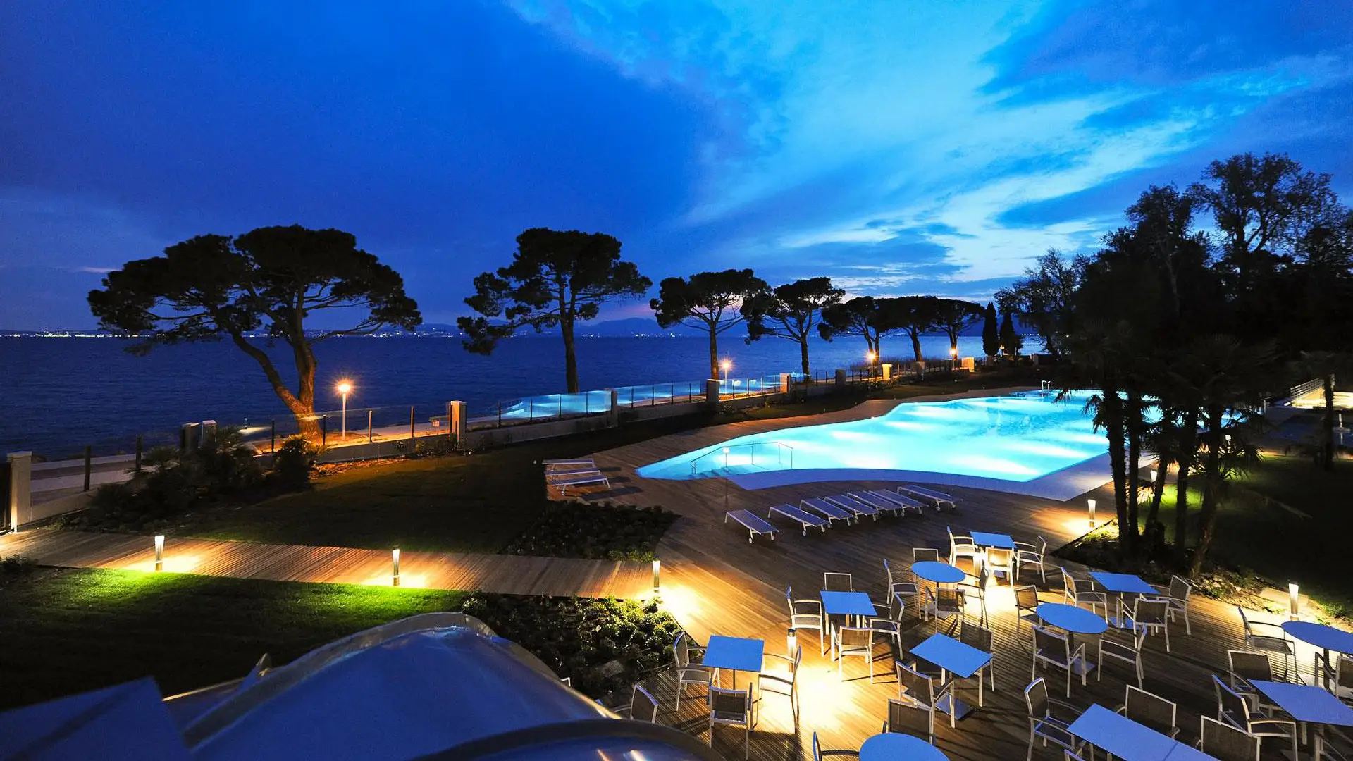 Das Panorama direkt am Gardasee